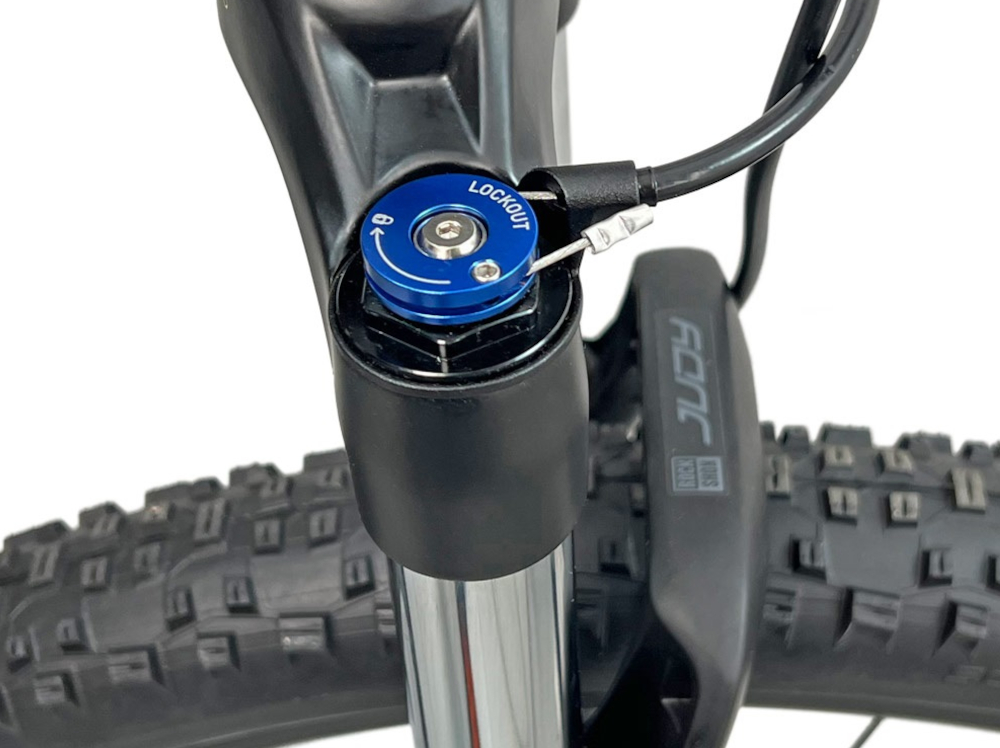 Rower górski MTB INDIANA X-Pulser 6.7 M19 27.5 cala męski Czarno-grafitowy rower typu hardtail przedni amortyzator marki ROCK SHOX typ JUDY 27,5 Pop Lock ulatwia najezdzanie na przeszkody niweluje wstrzasy na kierownicy niska masa roweru duza sztywnosc regulacja za pomoca sprezyny