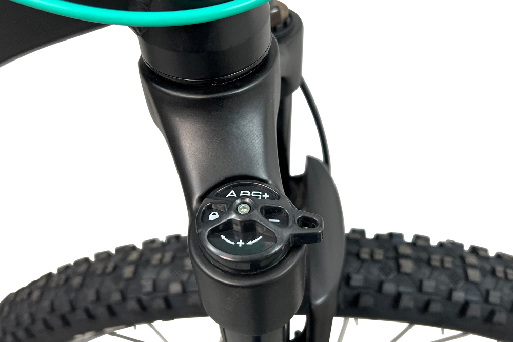 Rower górski MTB INDIANA X-Pulser 3.7 D15 27.5 cala damski Czarno-zielony rower typu hardtail przedni amortyzator marki AIRFLY typ AF-360 HLO 1 1/8 Disc ulatwia najezdzanie na przeszkody niweluje wstrzasy na kierownicy niska masa roweru duza sztywnosc regulacja za pomoca sprezyny